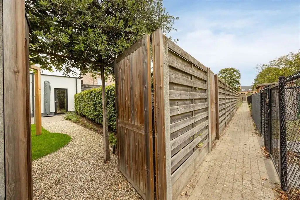 Moderne architecturale woning in een doodlopend straatje foto 24