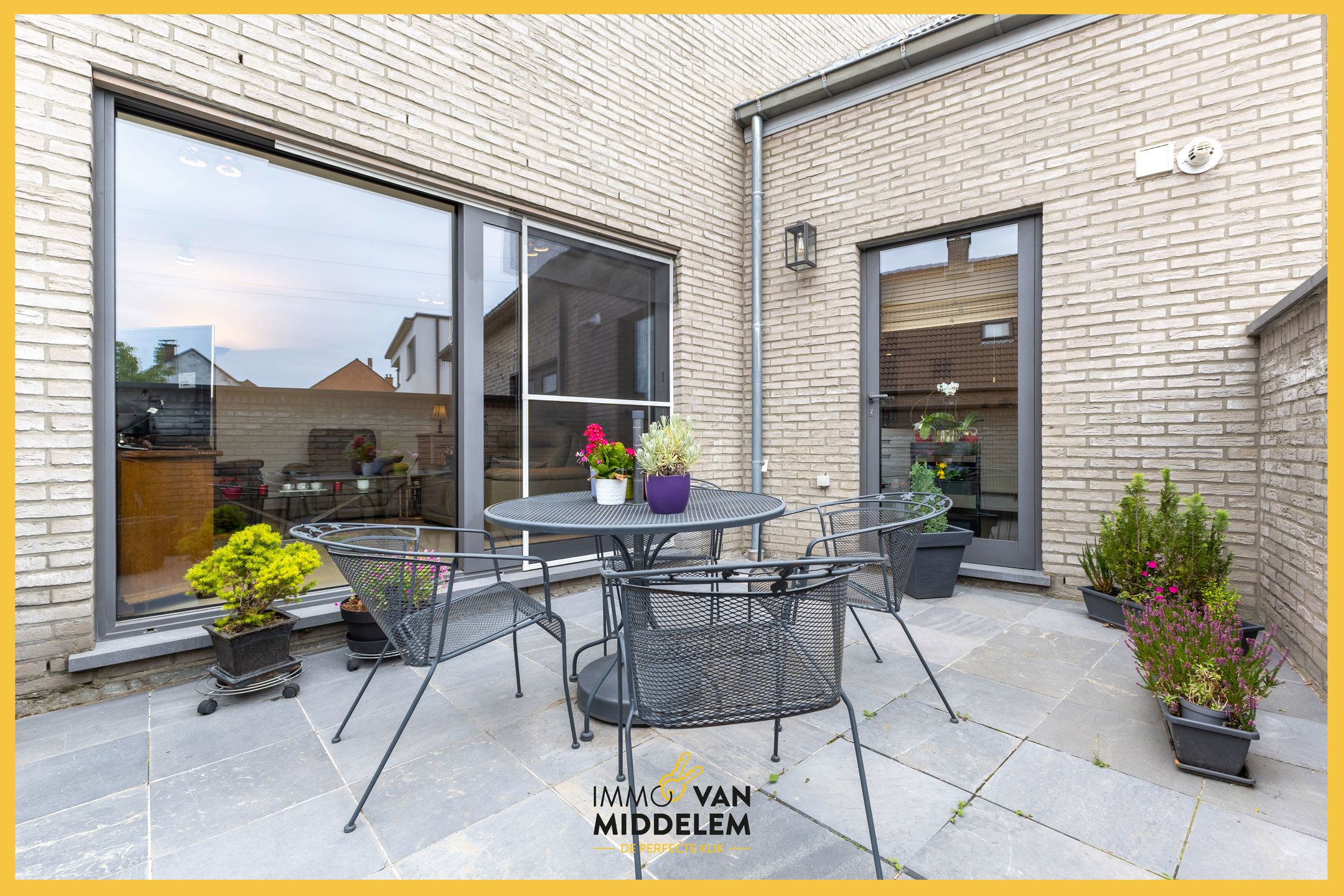 INSTAPKLAAR GELIJKVLOERS APPARTEMENT 2 KAMERS + GROOT TERRAS foto 6