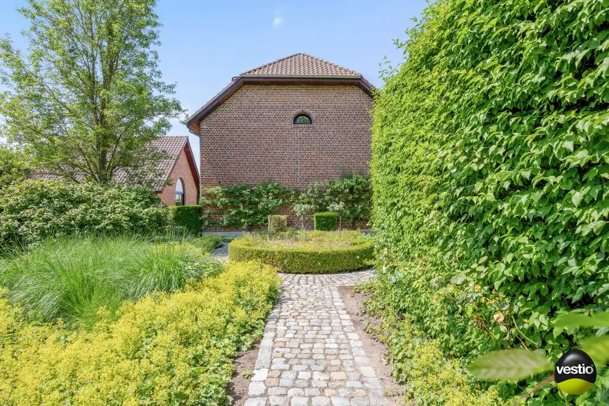 EXCLUSIEVE HOEVE MET MEERDERE WOONGEDEELTES, ATELIER, STALLING en AANPALENDE WEIDE OP CA. 1,6 HECTARE NABIJ DOMEIN NIEUWENHOVEN. foto 13