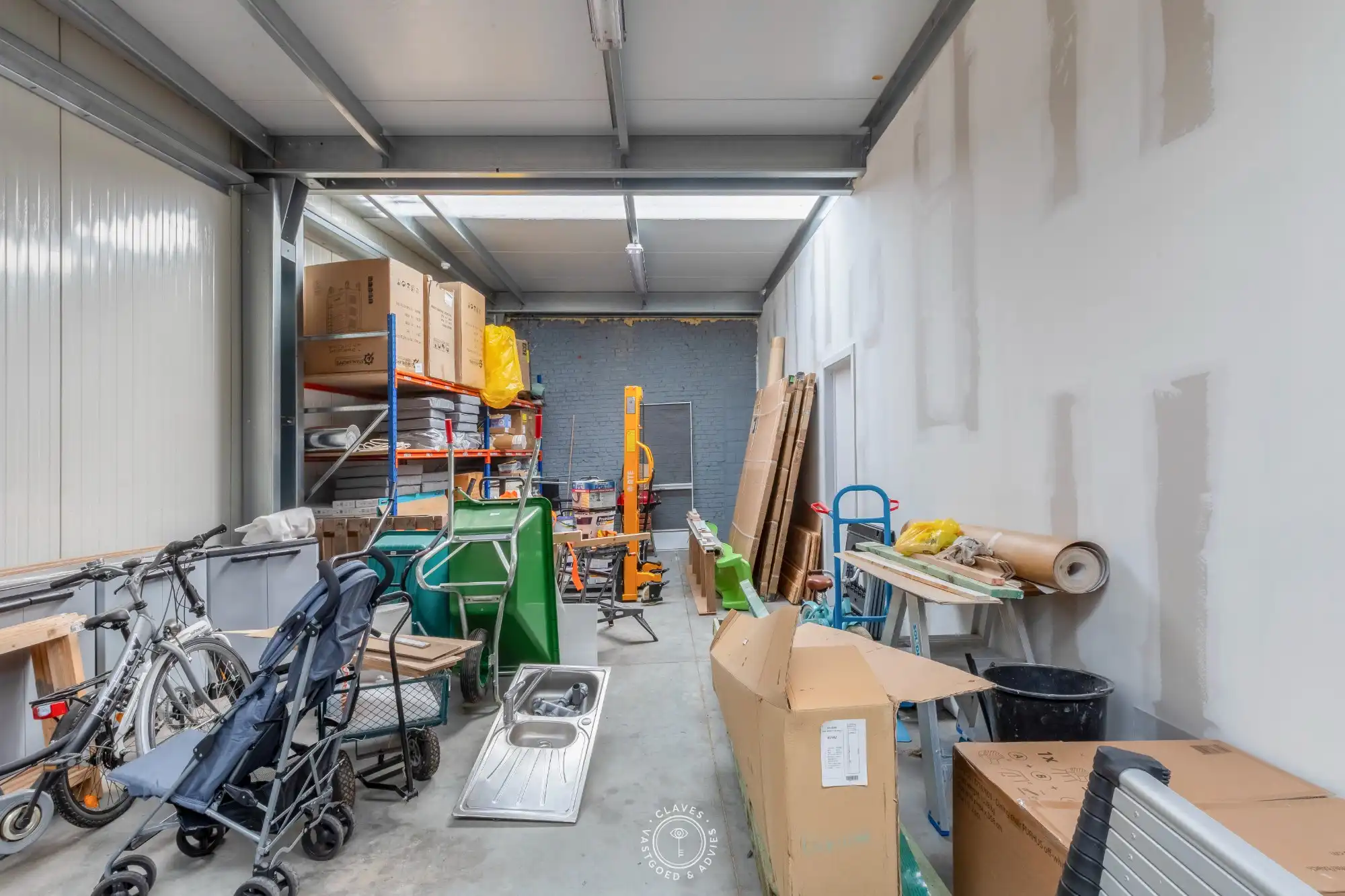 Instapklare gezinswoning met ruim magazijn foto 13