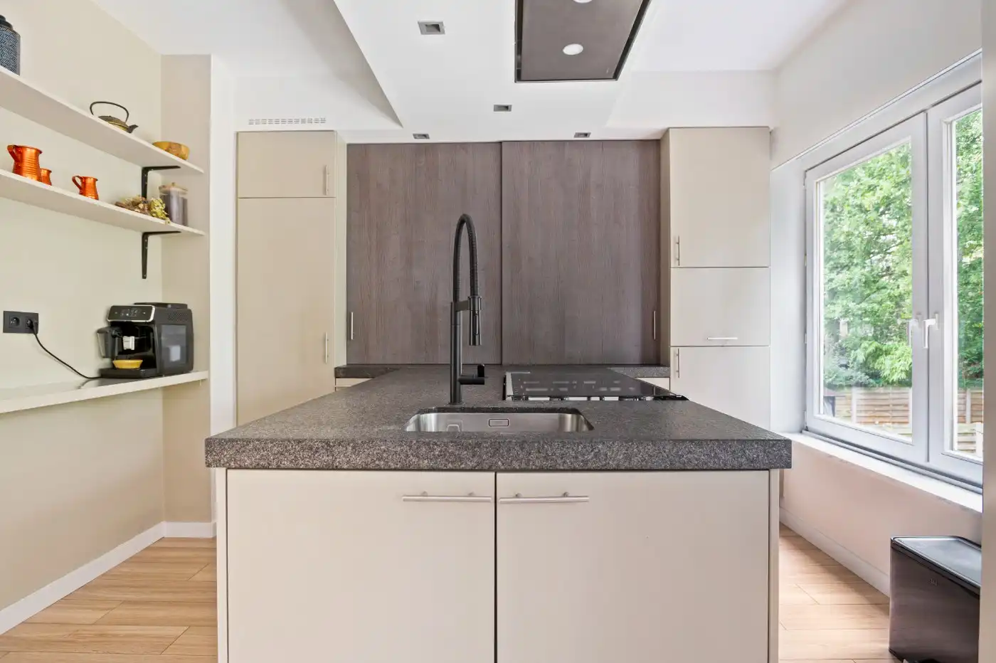 Instapklare bel-etage met 2 slpk, garage én gezellige tuin foto 9