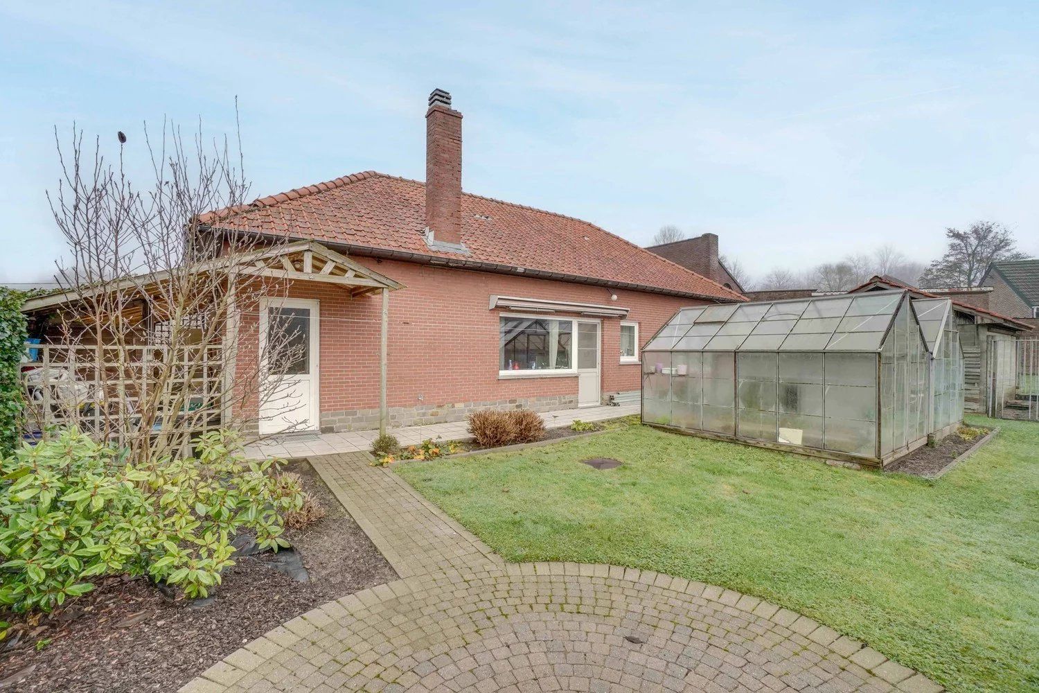 Bungalow met vier slaapkamers en ruime tuin foto 11