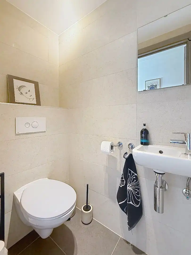 Lichtrijk woonappartement met ruim terras vlak bij zee.  foto 27
