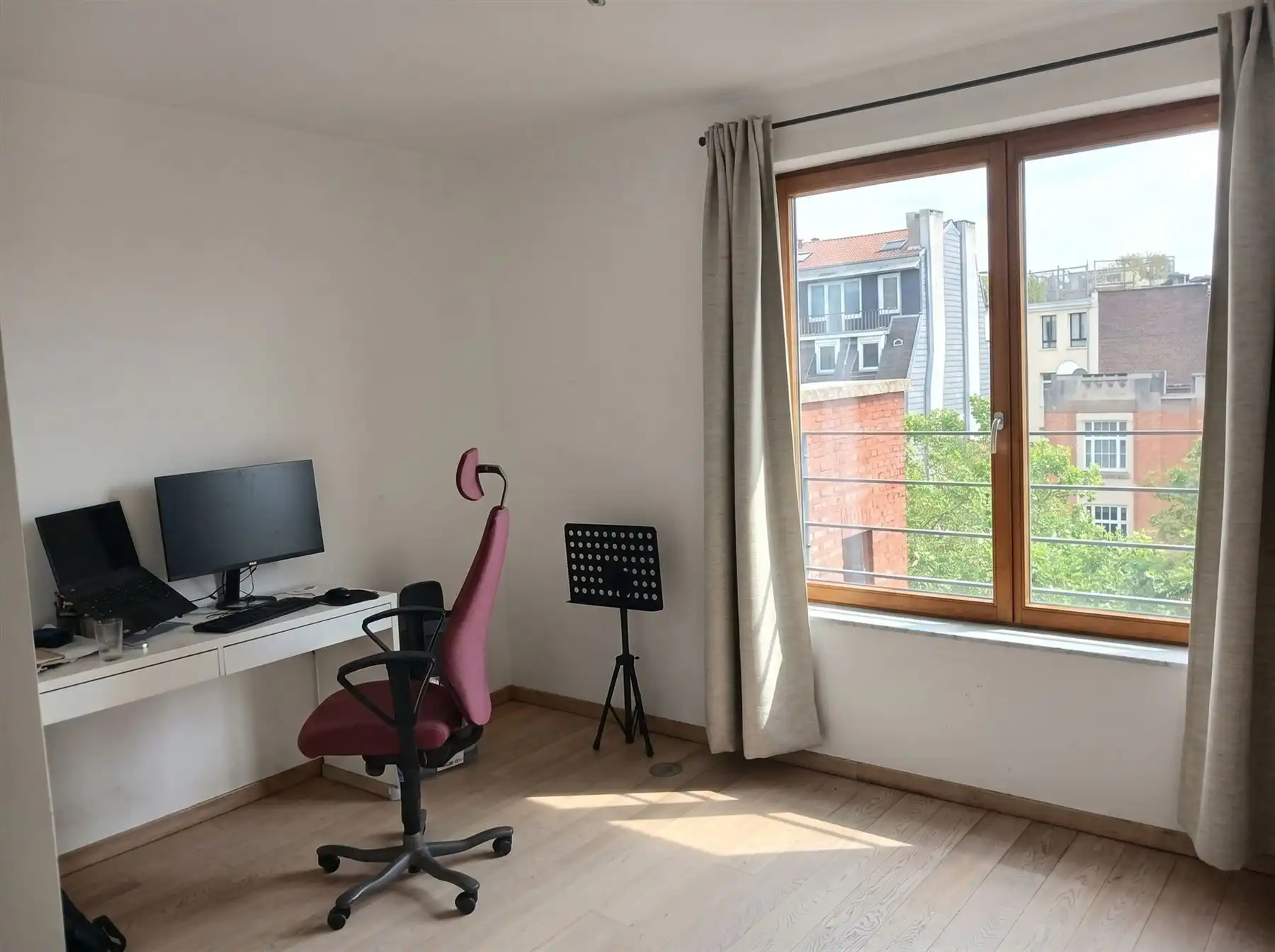 Ruim licht appartement met zicht op skyline van Brussel  foto 7