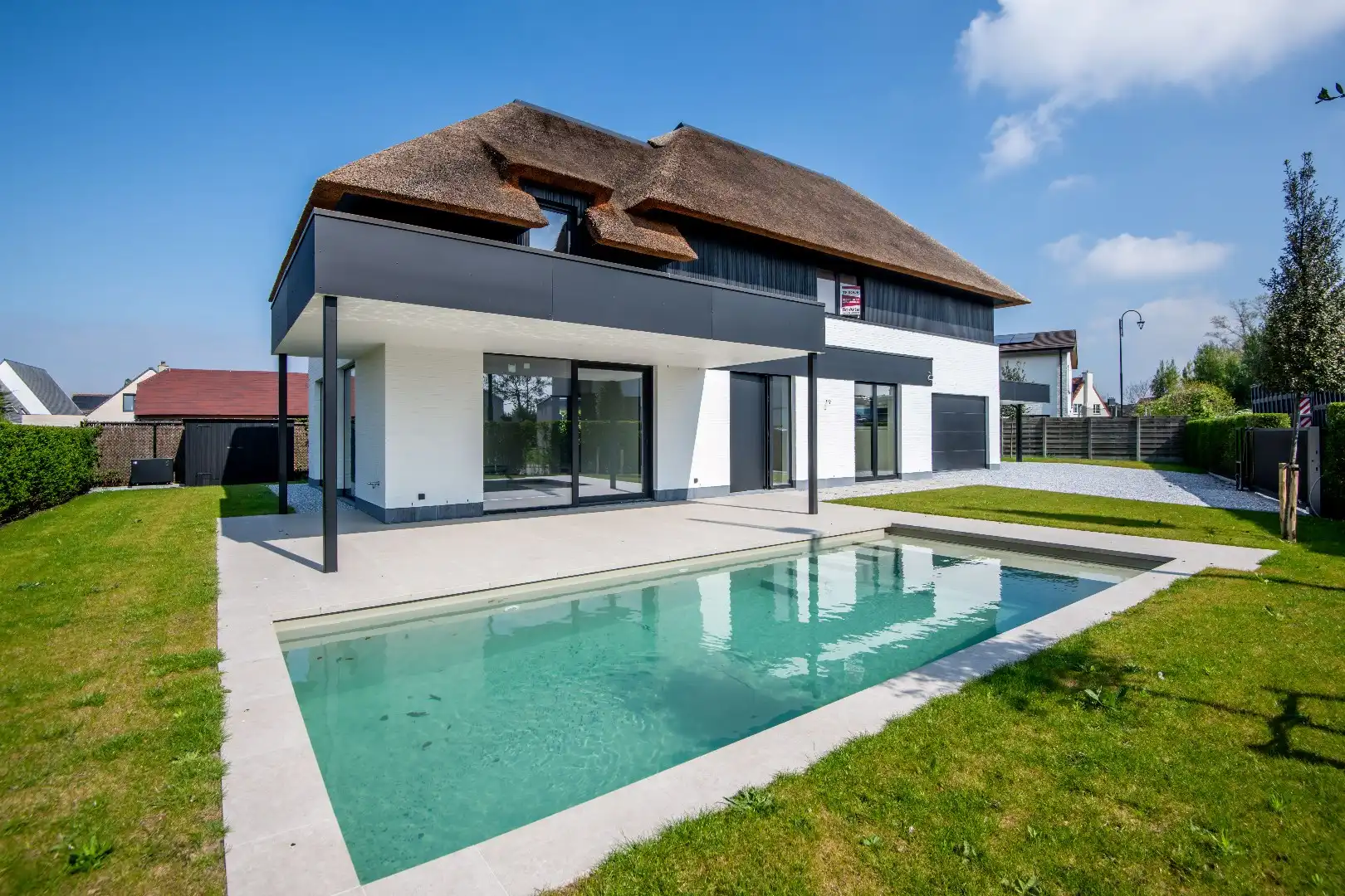 Prachtige nieuwbouw villa met zwembad in een rustige omgeving foto {{pictureIndex}}