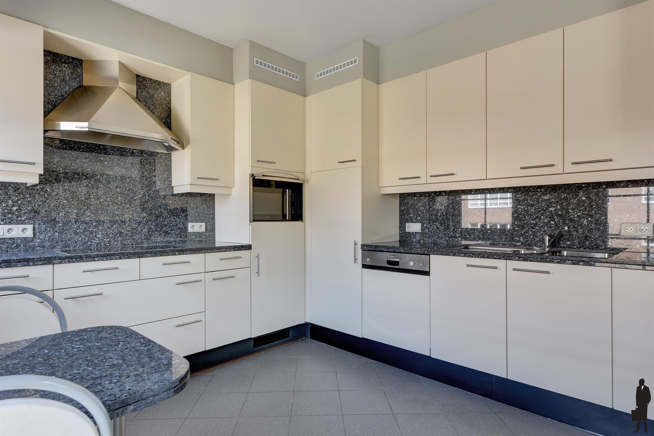 Ruim 3-slaapkamerappartement met terras en garagebox foto 6