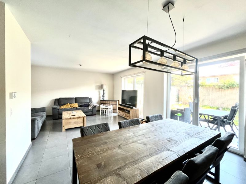 RECENTE WONING MET TUIN EN AUTOSTAANPLAATS foto 2