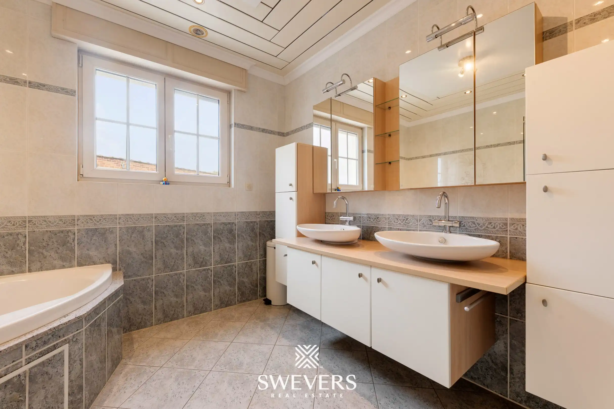 Ruime en instapklare villa met 5 slaapkamers op een perceel van 22a 96ca foto 19