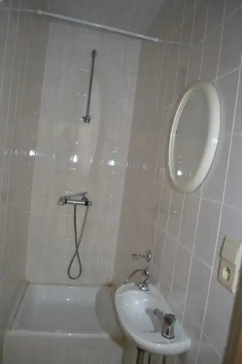 Ruim handelspand in het volle centrum vlakbij het station. foto 11