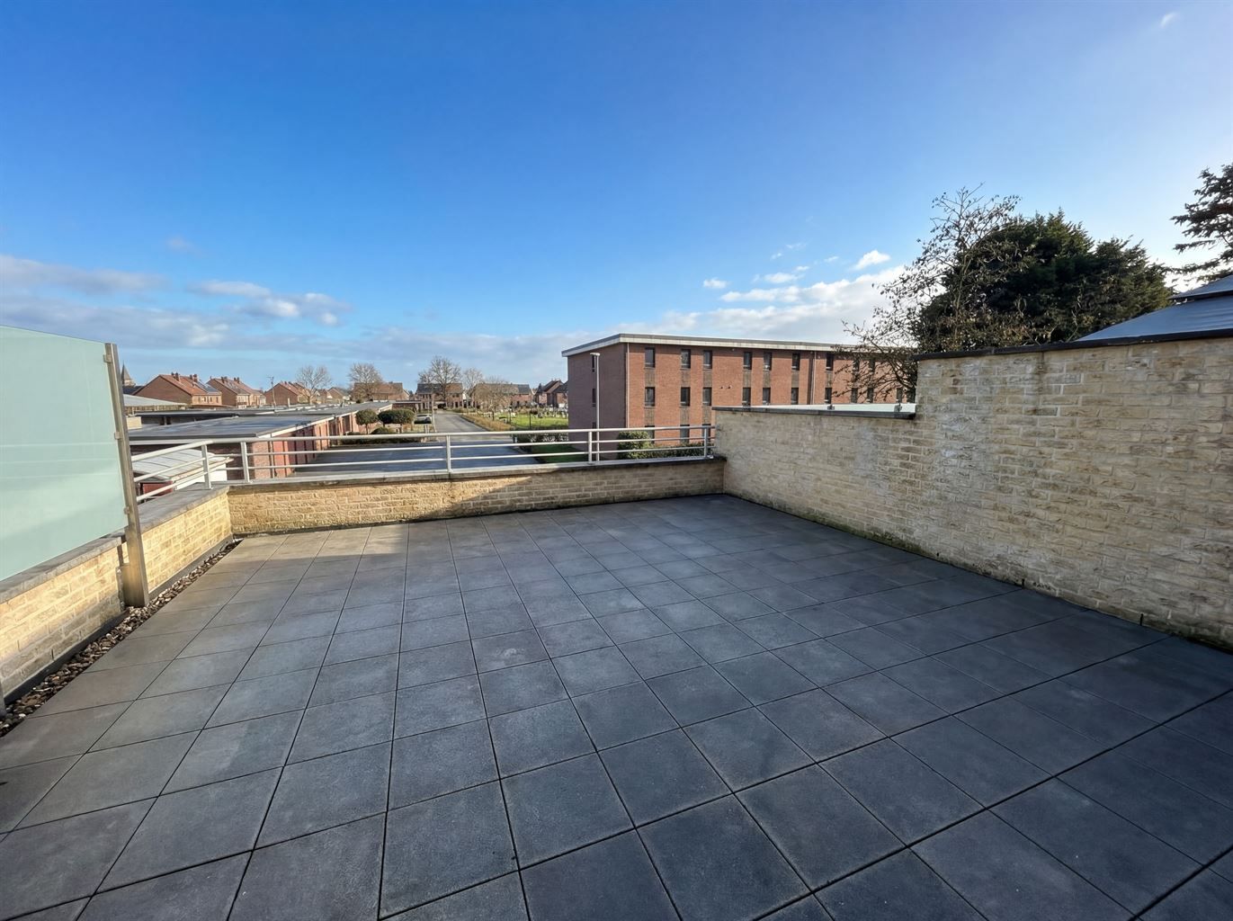 Ruim duplexappartement met 2 slaapkamers, terras, autostaanplaats en kelderberging. foto 5