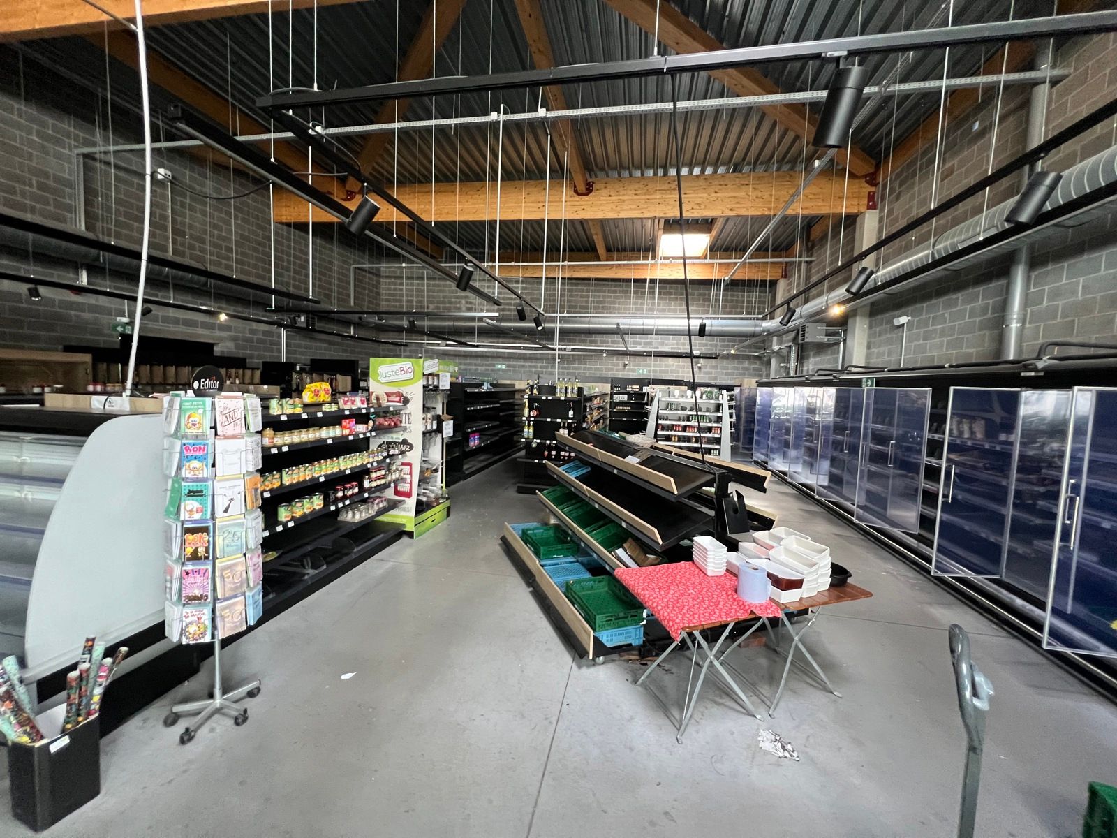Commercieel gelijkvloers te huur in het centrum van Péruwelz. foto 6