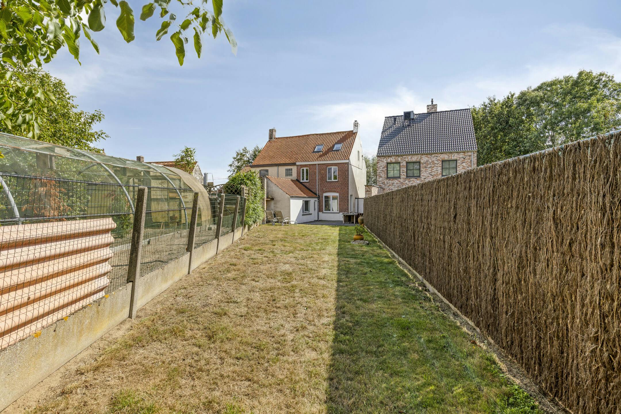 Ruime en recent gerenoveerde gezinswoning in Ardooie met tuin en garage foto 16