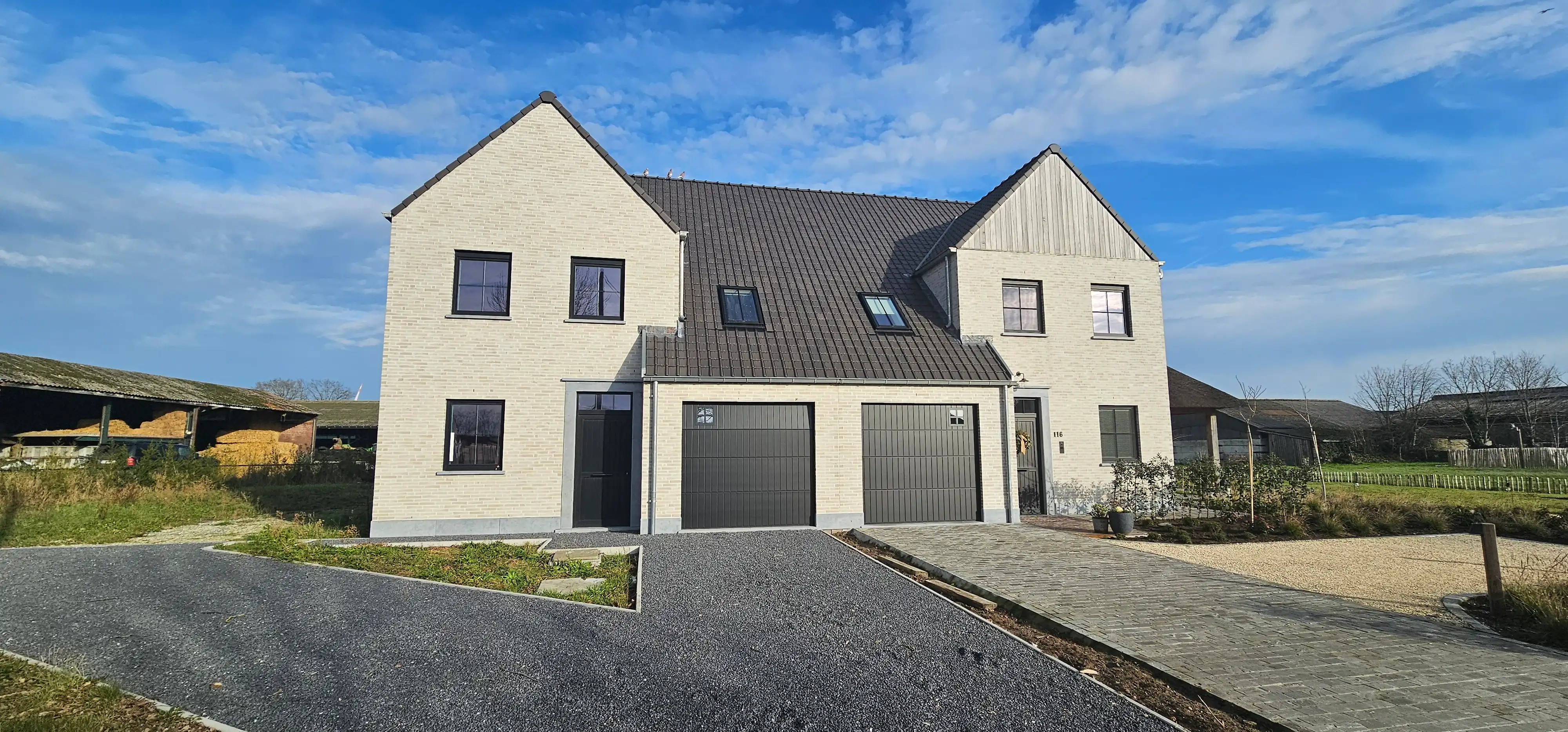 Nieuwbouw halfopen woning met loods op landelijke locatie foto 10