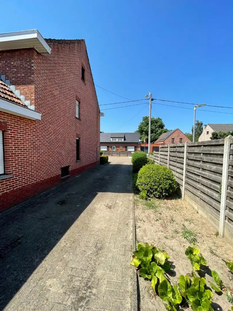 Verzorgde halfopen woning met 3 slaapkamers, garage en tuin nabij het centrum van Mol foto 2