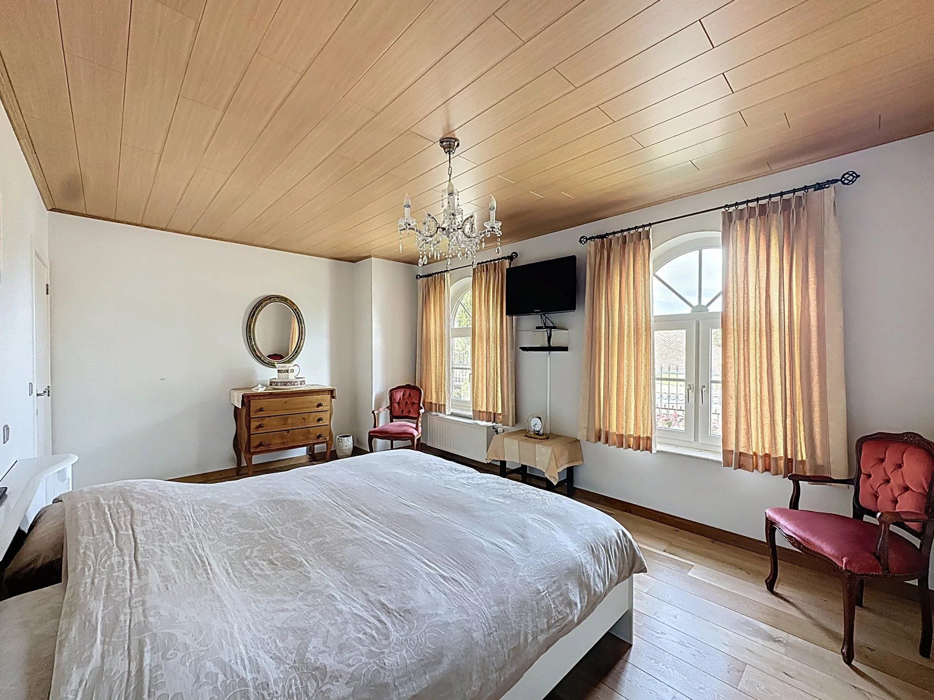 Mooie, vrijstaande woning gelegen op een perceelsgrootte van 9 are, met maar liefst 4 slaapkamers en een ruime dubbele garage. foto 16