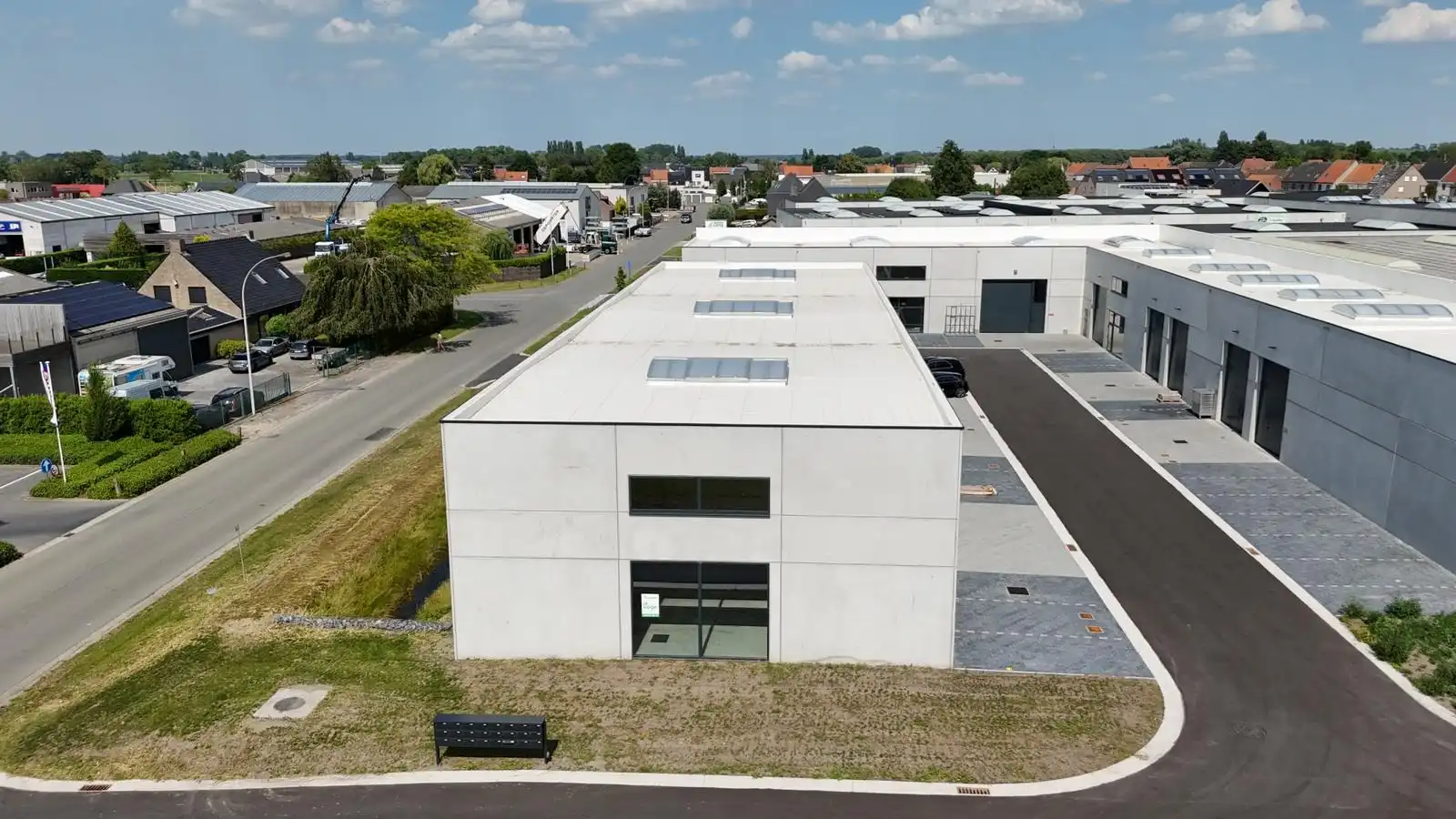 Loods te koop – 246 m² met 2 parkeerplaatsen inbegrepen op de industriezone te Ichtegem foto 5