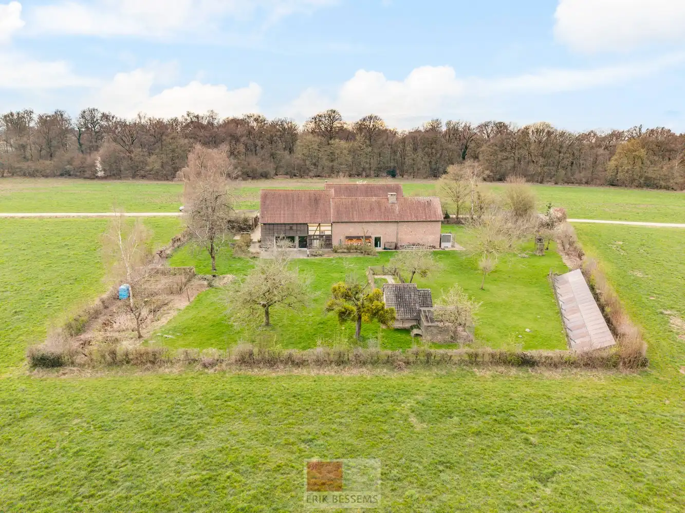 Een zeer karaktervol woonerf van maar liefst 3996 m² met bijzondere uitstraling, bestaande uit een prachtige hoofdwoning (voormalige schuur en stallen) en een charmant vakwerkhuis. foto 71