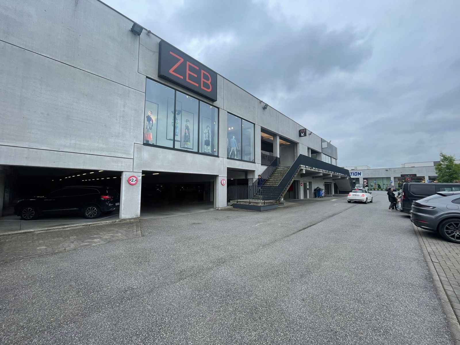 Te huur: winkelruimtes van ca. 800 en 650 m²  foto 20
