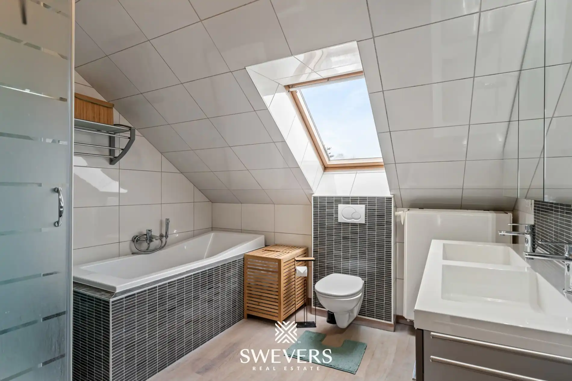 Zonnige bel-etage met dubbele garage en groot terras vlakbij het centrum van Heusden foto 20