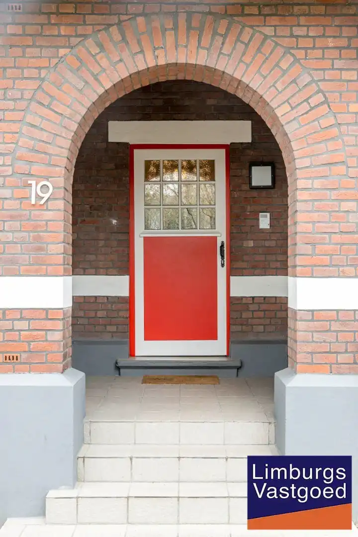 Woonhuis met verschillende praktijkruimtes te Waterschei, op een perceel van 6a80ca foto 3