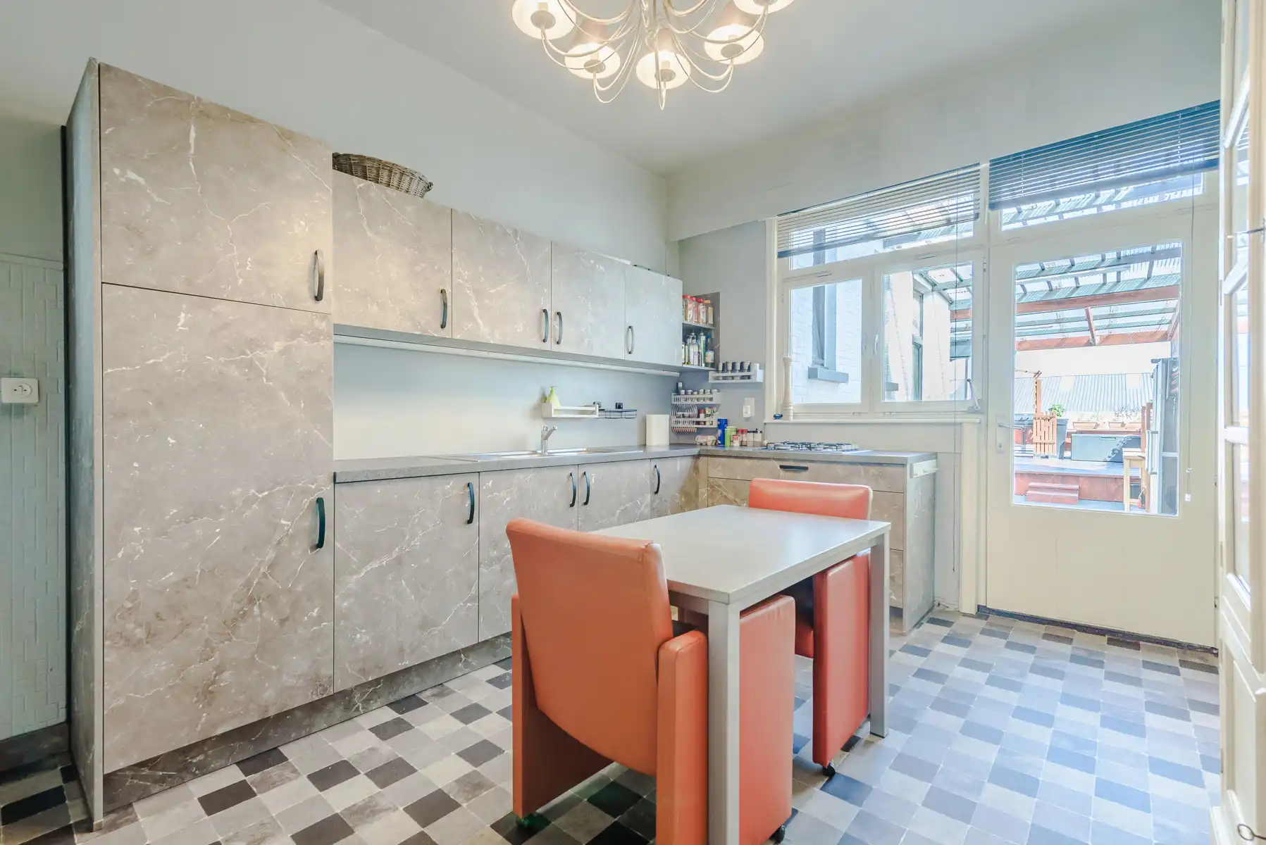 Ruim, startklaar handelspand met woonst op toplocatie foto 16