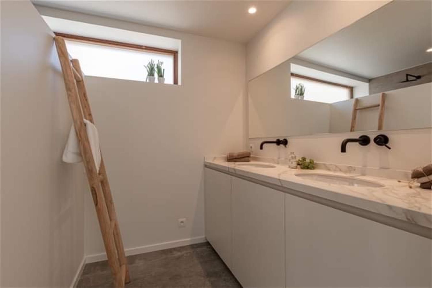 Karaktervol gelijkvloers  appartement met patio en terras foto 16