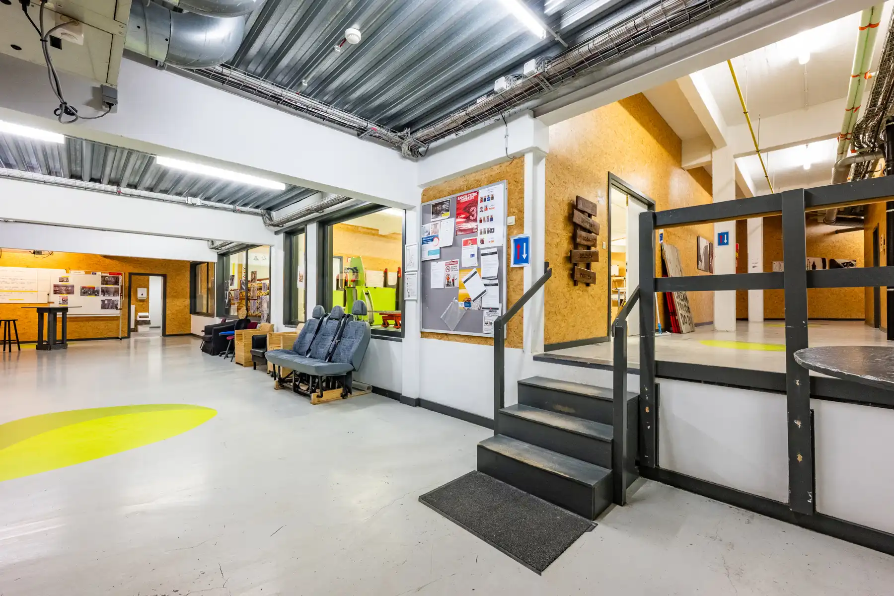 Ruim en veelzijdig bedrijfspand met parking en opslag foto 45