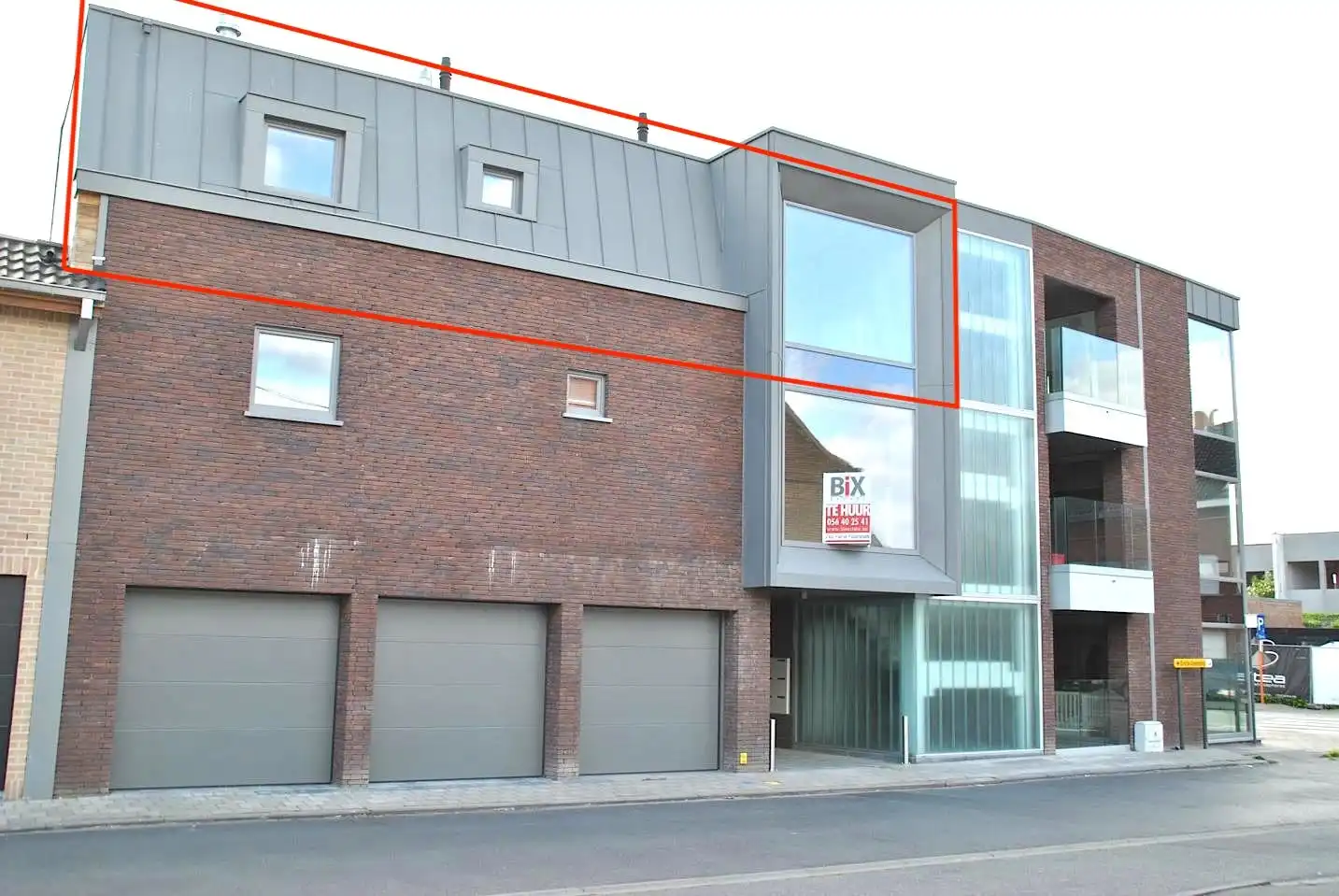 Modern appartement met 2 slaapkamers, garage en terras! foto {{pictureIndex}}