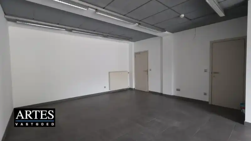 Handelspand van 122 m² in Genk-centrum, tegenover Shopping 1 foto 4