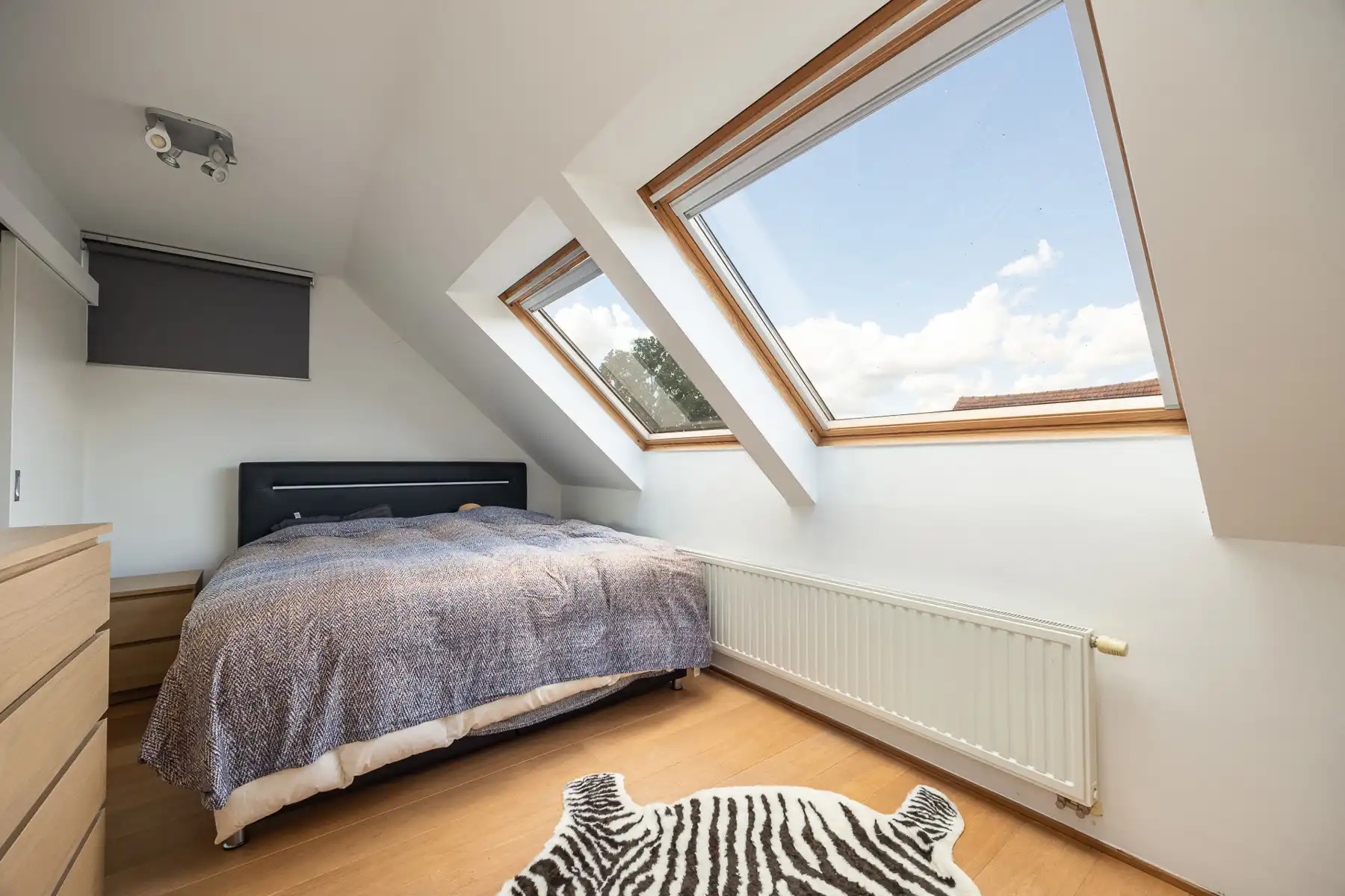 Knap afgewerkte woning met apart bedrijfsgebouw en parking foto 15