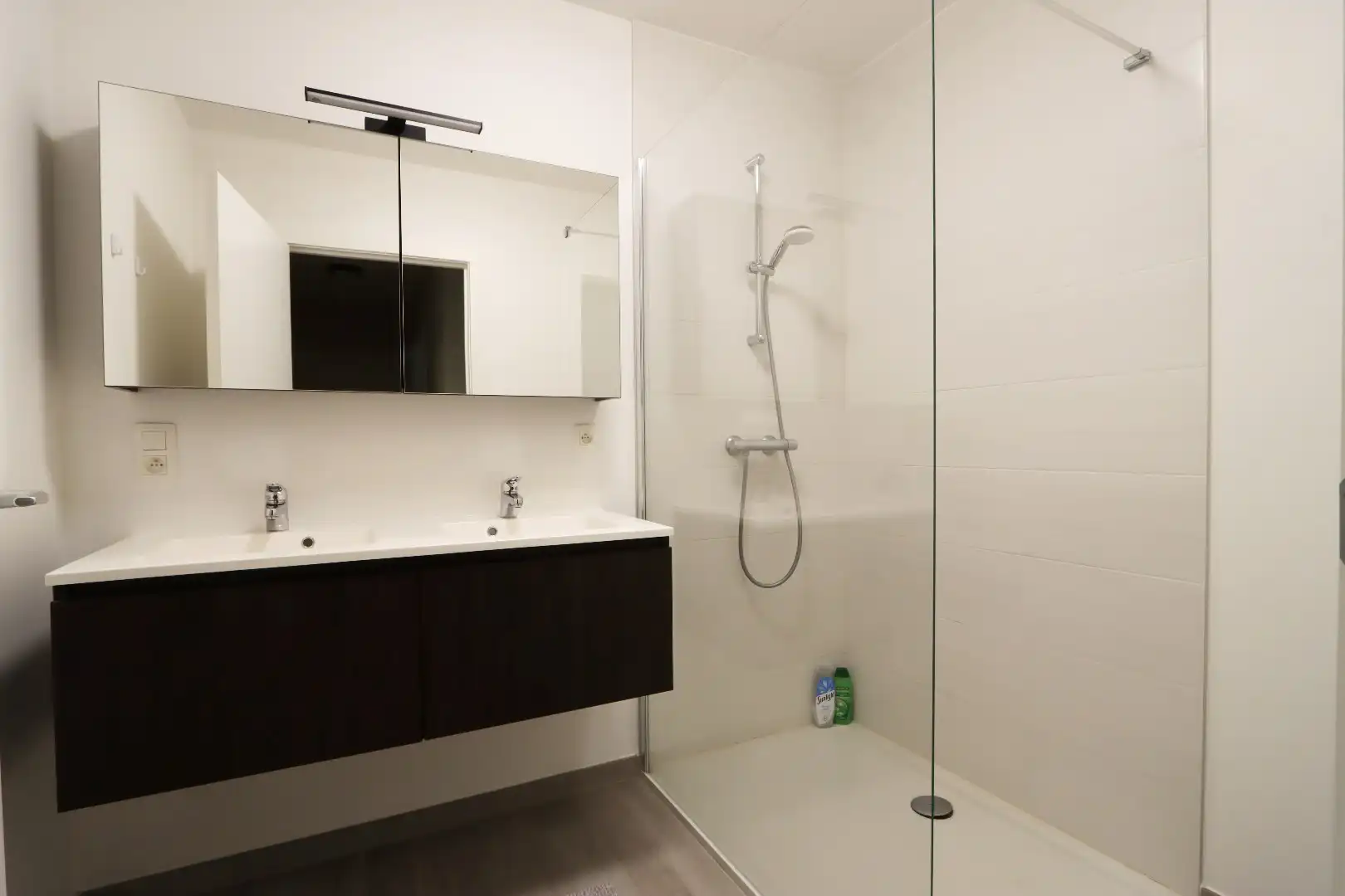 Gelijkvloers appartement met tuintje, terras, autostandplaats en kelderberging in hartje Maaseik  foto 9