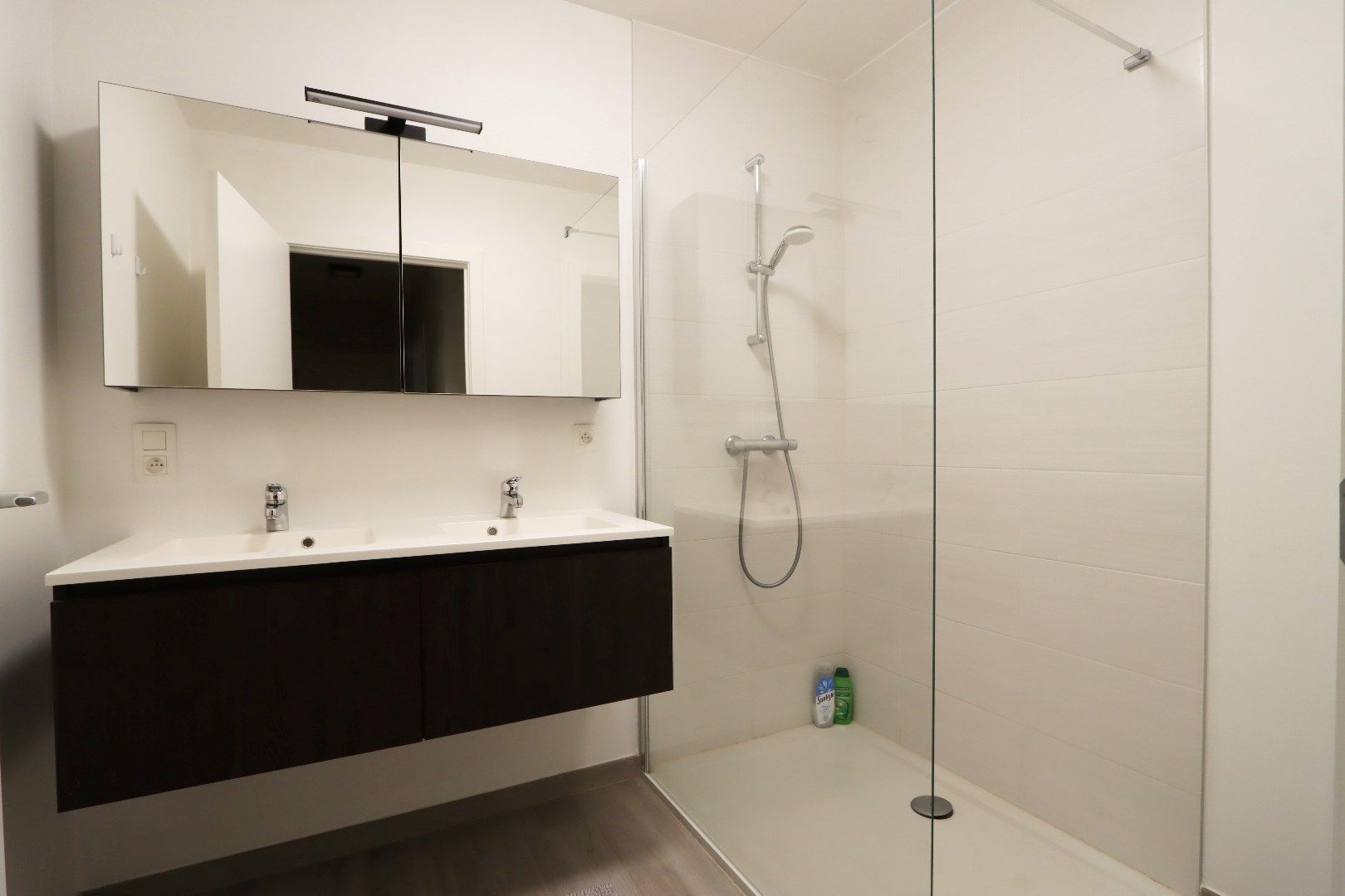 Gelijkvloers appartement met tuintje, terras, autostandplaats en kelderberging in hartje Maaseik  foto 9