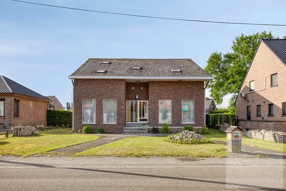 Ruime woning (met 2 huisnummers)te koop aan de Grotestraat in Herk-de-Stad - Ideaal voor diegenen die op zoek zijn naar ruimte en mogelijkheden of een klein investeringsproject! foto 2