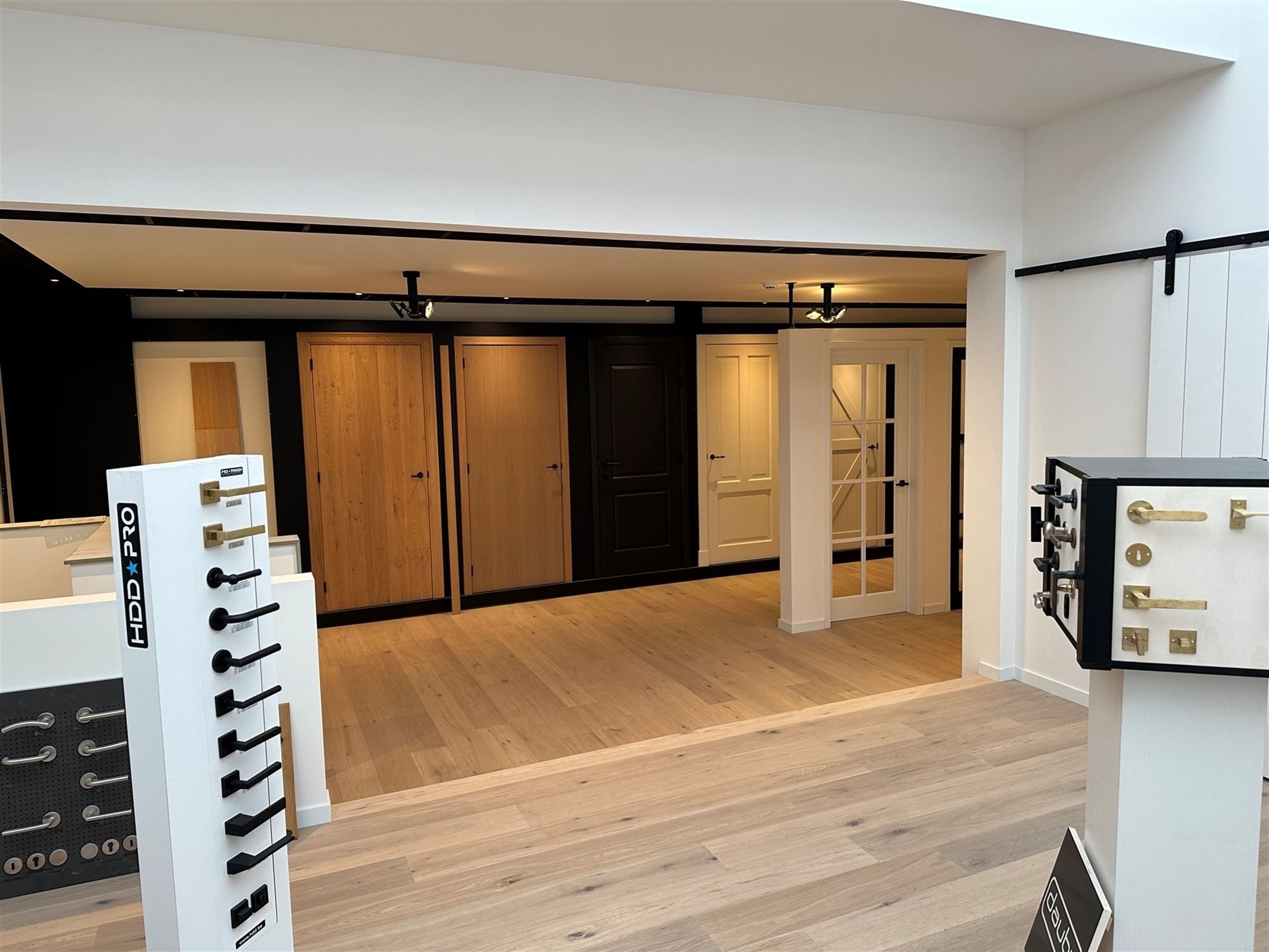 KMO-unit met kantoorruimte en toonzaal foto 26