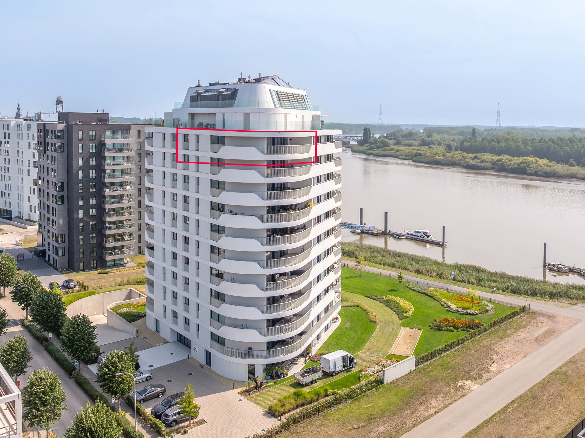 Luxe appartement met  groot terras en fenomenaal uitzicht foto {{pictureIndex}}