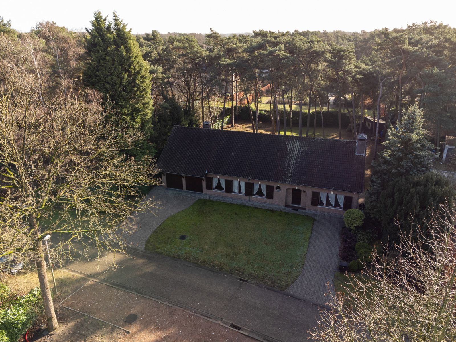 Laagbouwvilla met 3 slaapkamers op perceel grond van 1.831m². Zuidoost georiënteerd.  foto 21