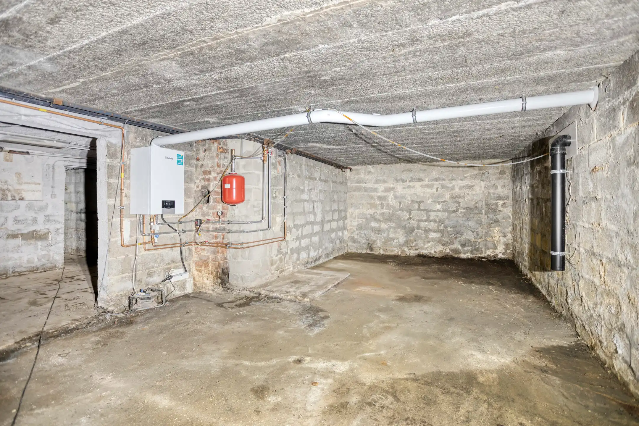 Te renoveren vrijstaande woning met veel potentieel foto 23