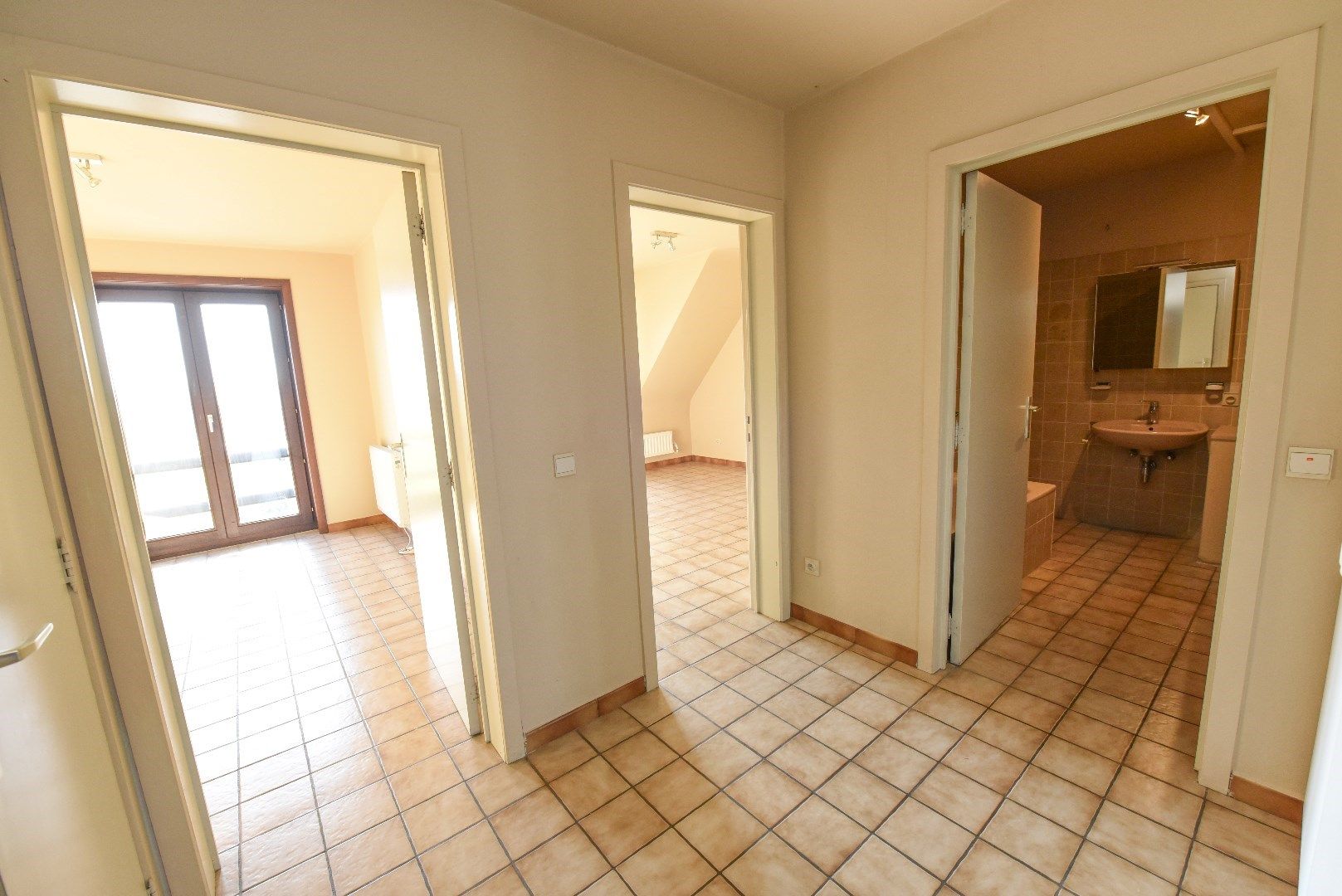 Ruim INSTAPKLAAR appartement te Oeselgem met 2 slaapkamers en GARAGE. foto 6