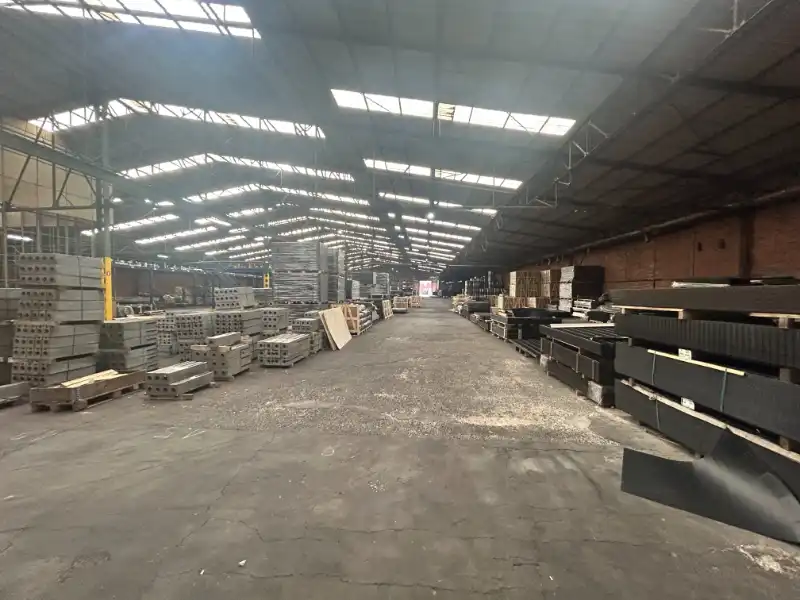 Ruim industrieel magazijn van ca. 6.900 m² met parkeerfaciliteiten foto 9