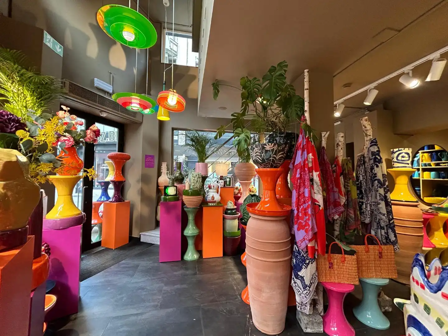 Veelzijdig hoekpand in trendy winkelbuurt foto {{pictureIndex}}