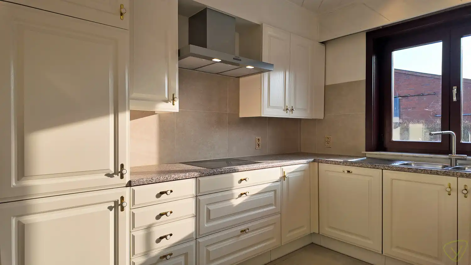 Ruime alleenstaande woning in fermettestijl op landelijke ligging te Zomergem! foto 10