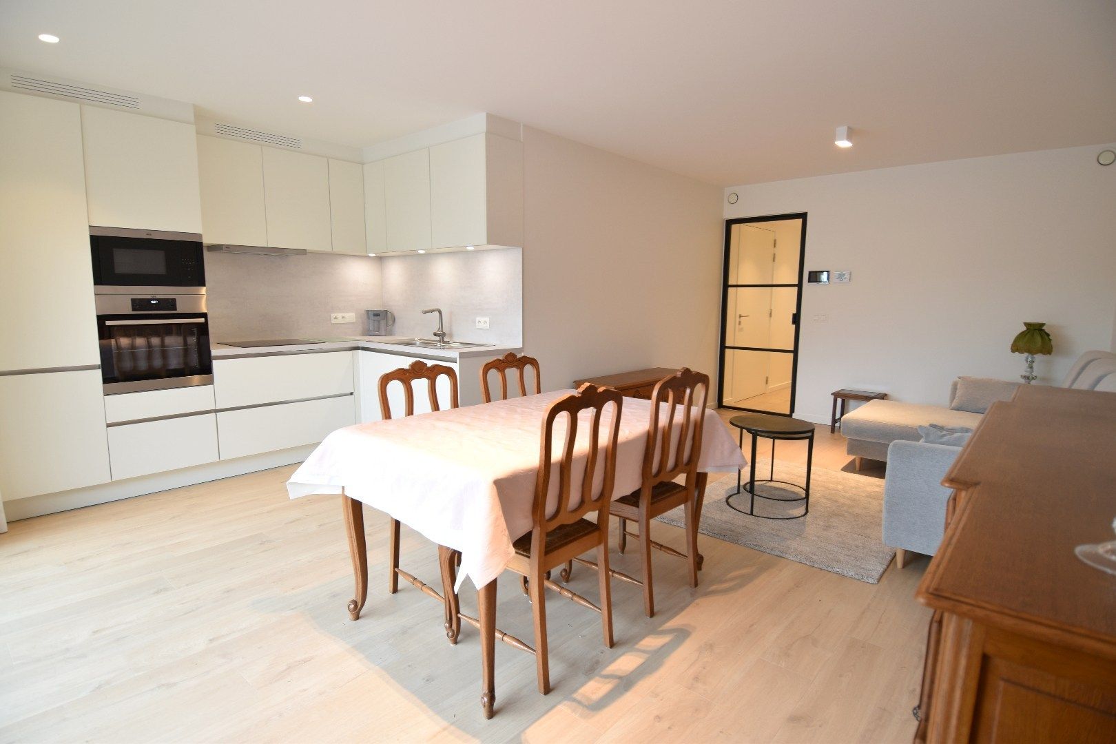 Luxe 1 slaapkamer appartement met terras in centrum Kortrijk foto 2