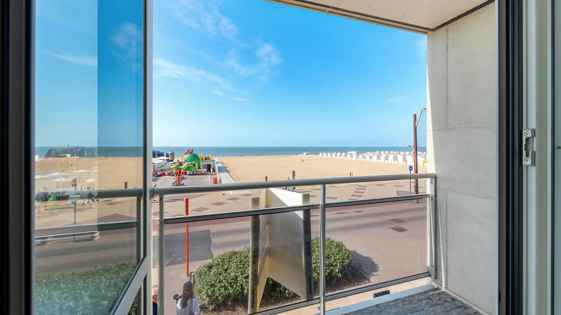 Mooi appartement met 3 slaapkamers op de ZEEDIJK in het Zoute tegen het Albertplein. foto 8