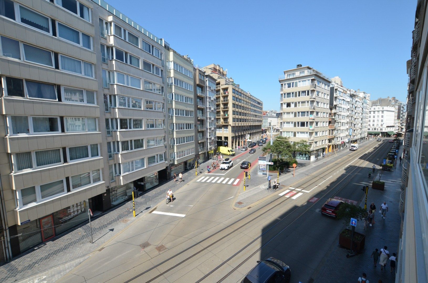 Mooi ruim, gerenoveerd appartement met open zicht foto 9