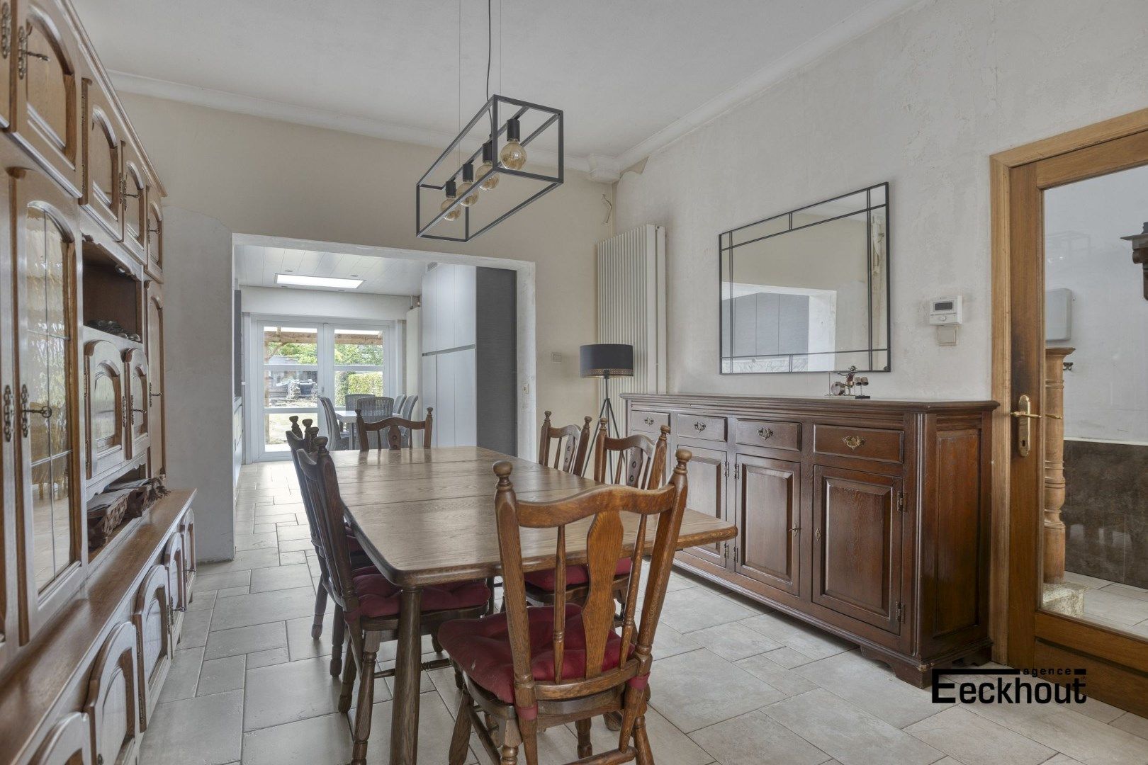 Ruime woning met diepe tuin in een rustige straat te Oostende! foto 5