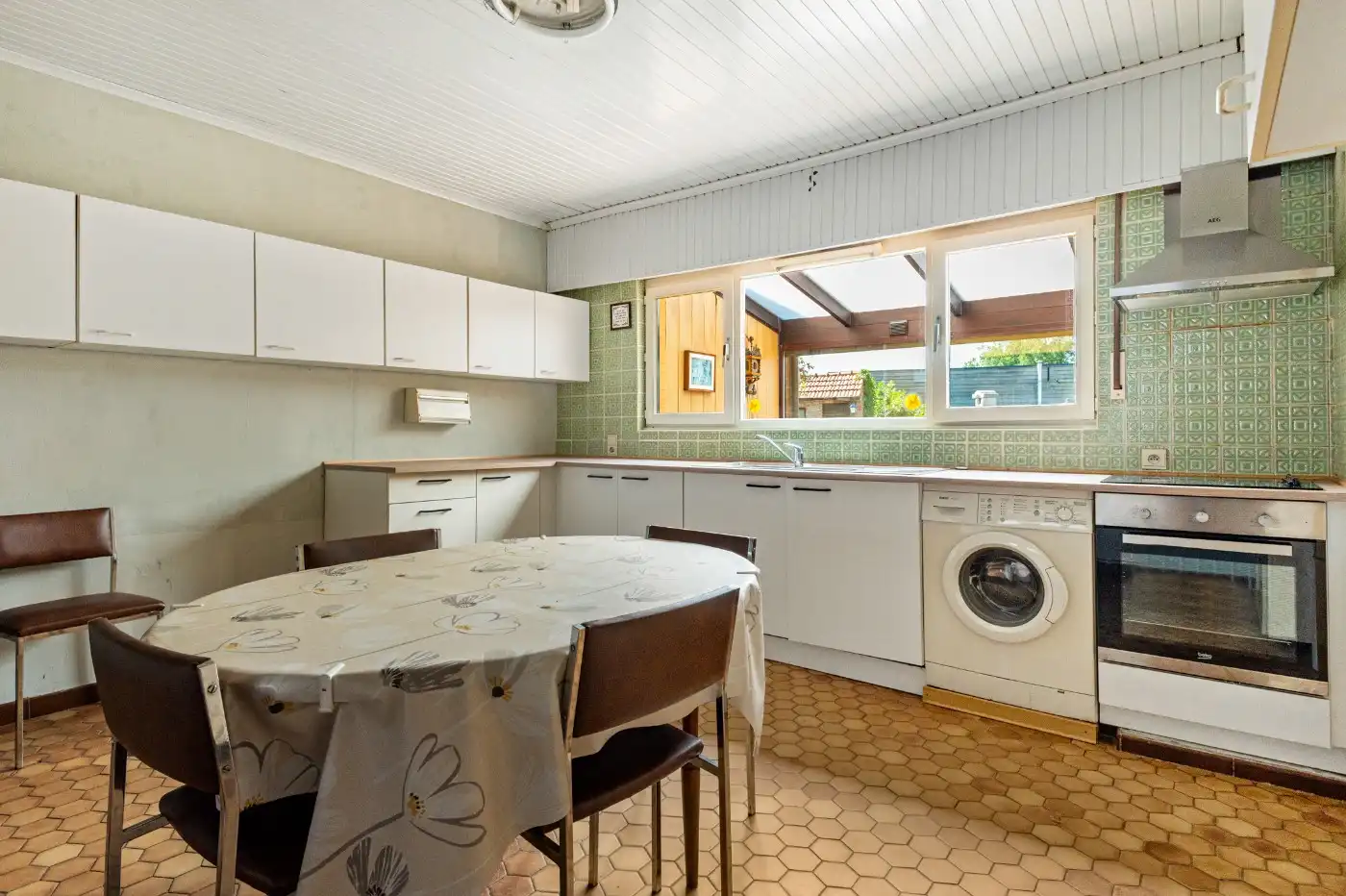 Grote, goed onderhouden, te renoveren woning met 3 slpk., garage en tuin foto 10