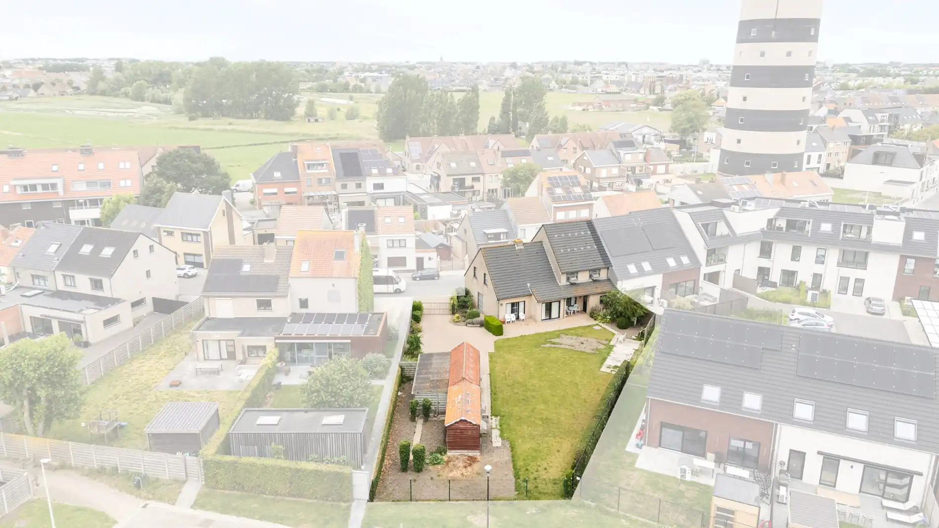 Te koop in Bredene: ruime instapklare halfopen bebouwing met 4 slaapkamers, grote tuin en multifunctioneel bijgebouw op 848 m² foto 2