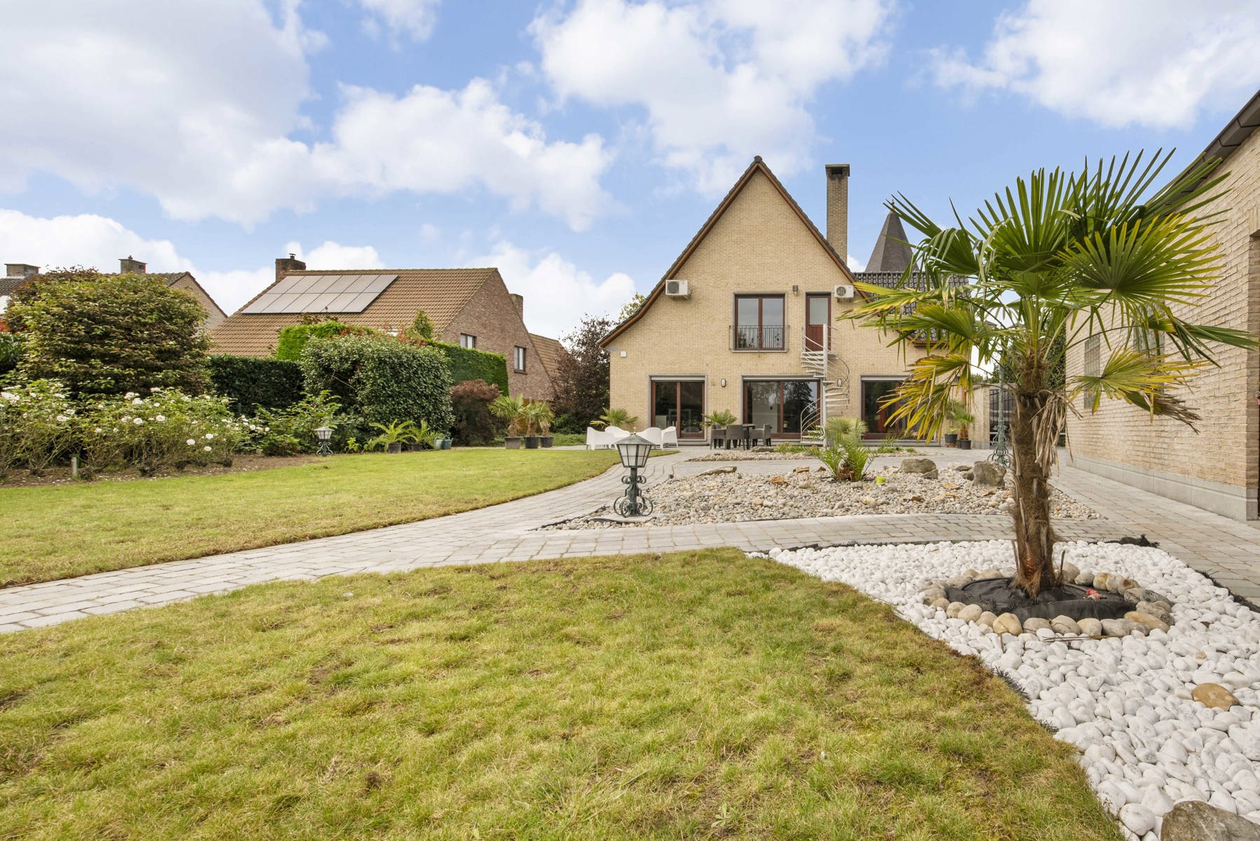 Unieke villa met prachtige tuin foto 2