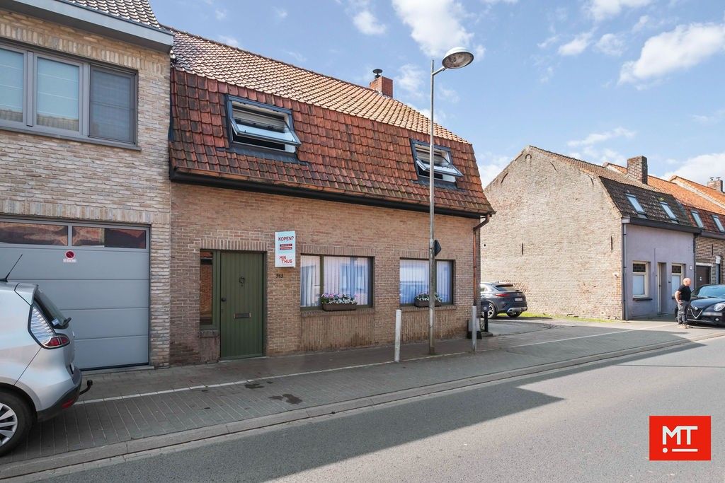 Te renoveren woning met 4 slpk, garage, zonnige tuin en uitweg in Dikkebus foto 1