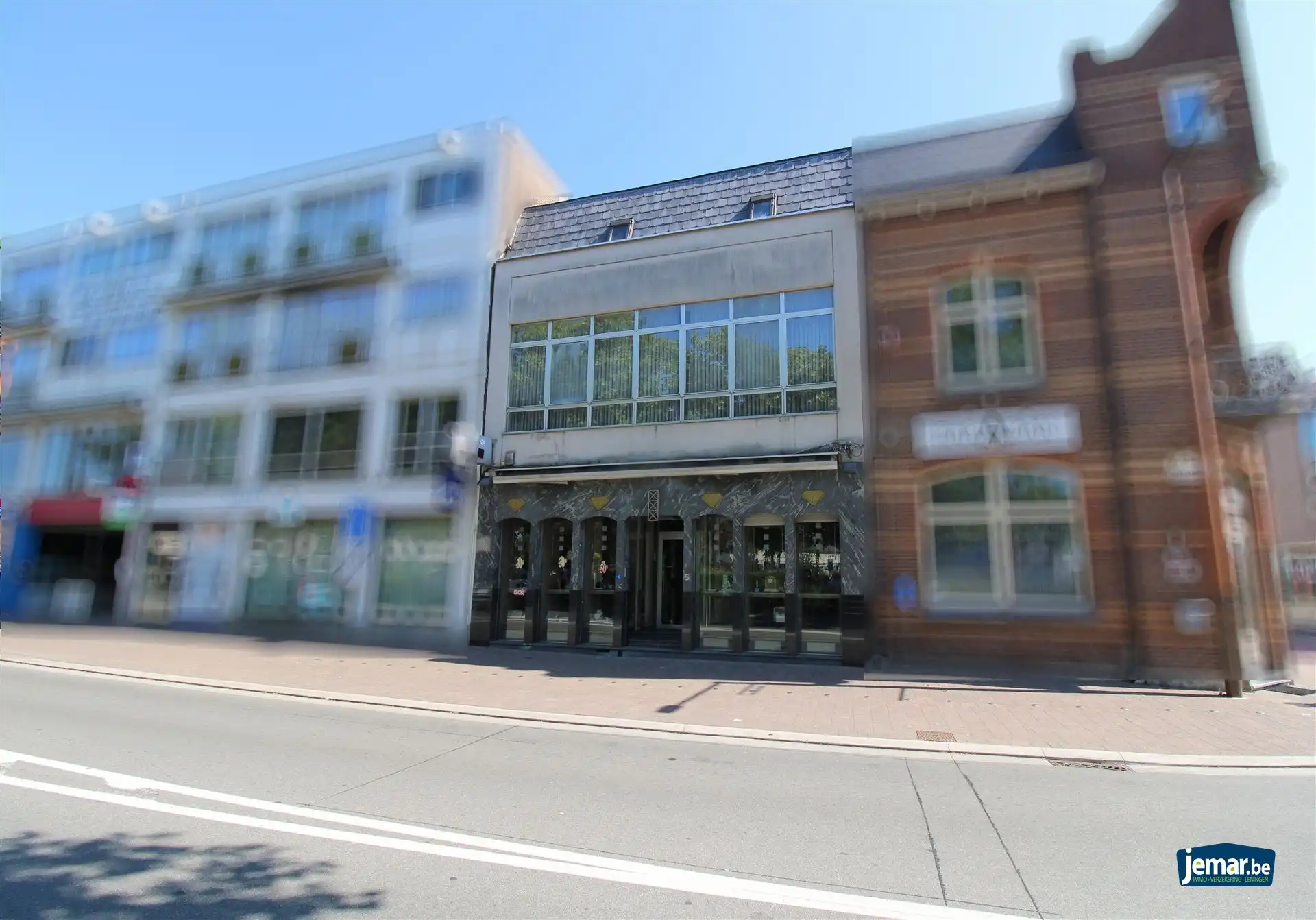 Hoofdfoto van de publicatie: Karaktervol handelspand met woonst op toplocatie – ideaal om wonen en werken te combineren in het hart van Maasmechelen!